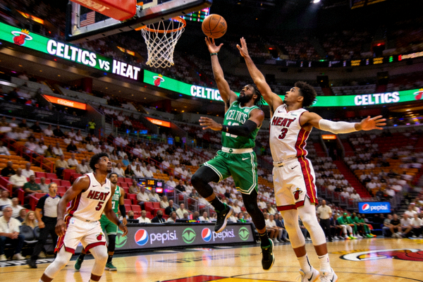 NBA季后赛凯尔特人队对阵热火队比赛现场精彩瞬间
