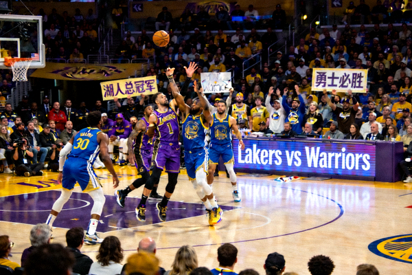 NBA季后赛洛杉矶湖人队与金州勇士队比赛现场