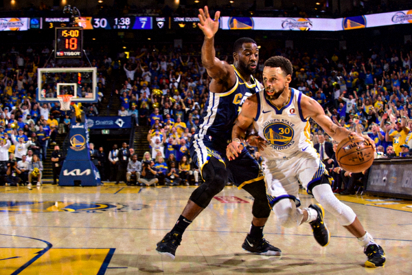 NBA总决赛现场直播画面，球员在球场上激烈对抗