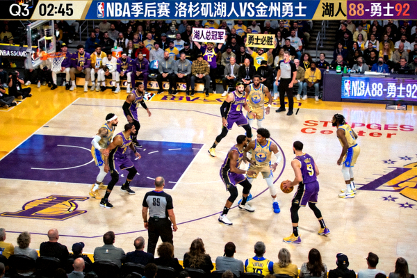 NBA季后赛洛杉矶湖人队对阵金州勇士队比赛现场直播画面